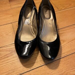 me too Black Patent Round-Toe Pumps